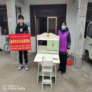 曲阜乐康医疗科技集团董事长年底帮扶困难群众送去书包书桌