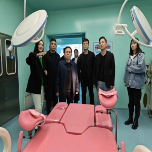 孔府家酒董事长刘董，名酒名企，来到鲁西南灯床塔的领航企业，市场占有率和销量领航企业——乐康医疗集团考察指导工作