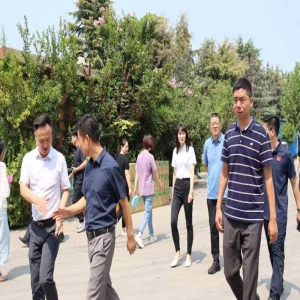 热烈欢迎，国家发展和改革委员会各位领导及陵城镇政府各级领导到乐康医疗考察指导