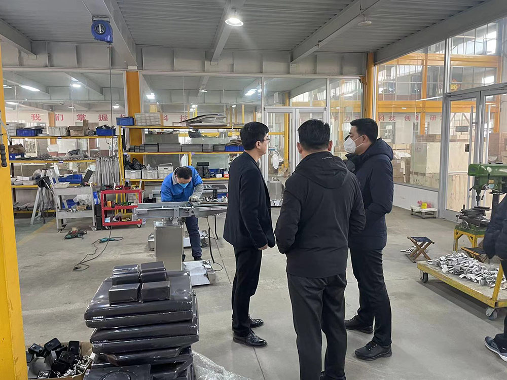 日照华兴医疗薛董，山东爱德净化工程有限公司韩总，夏庄镇政府领导，来到鲁西南灯床塔的领航企业，市场占有率和销量领航企业——乐康医疗集团考察指导工作(图4)