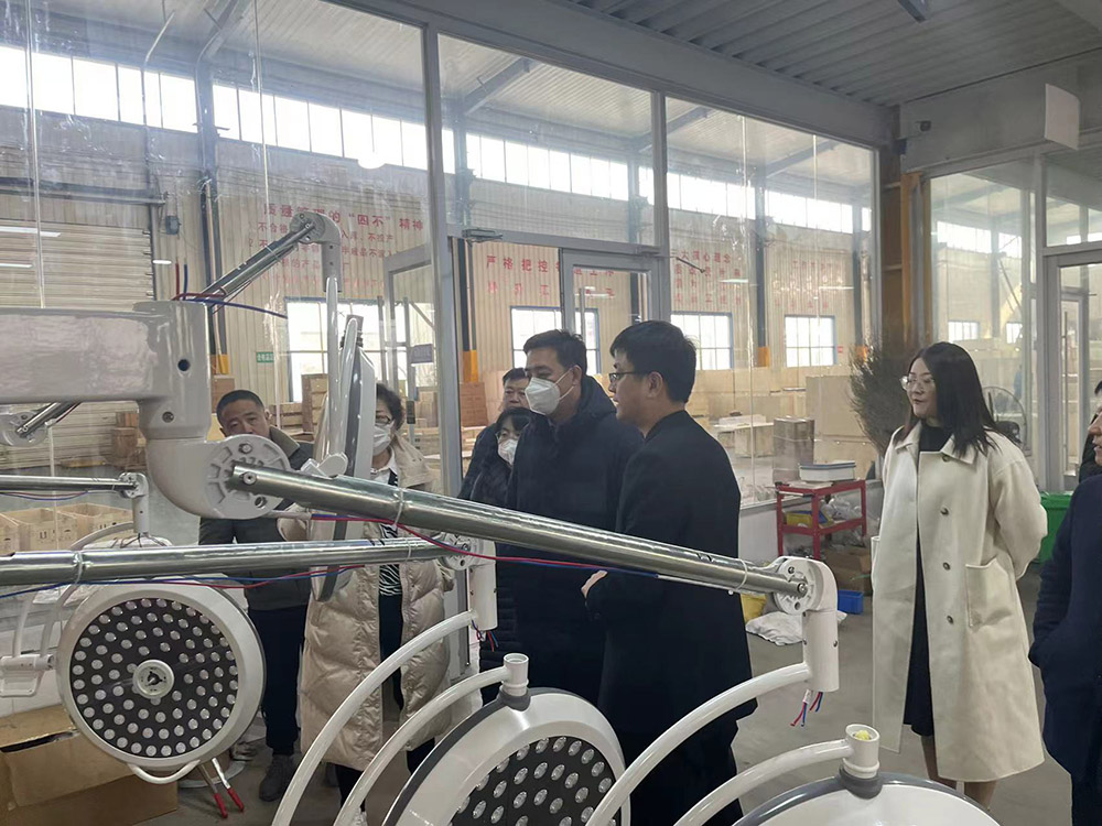 日照华兴医疗薛董，山东爱德净化工程有限公司韩总，夏庄镇政府领导，来到鲁西南灯床塔的领航企业，市场占有率和销量领航企业——乐康医疗集团考察指导工作(图3)