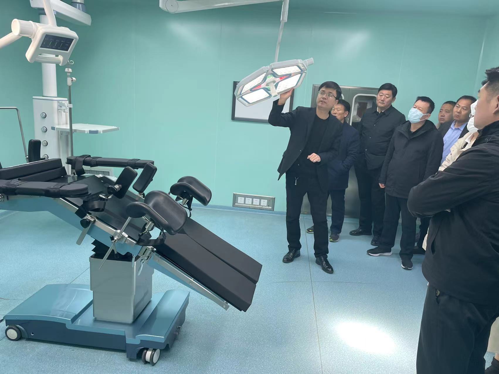 日照华兴医疗薛董，山东爱德净化工程有限公司韩总，夏庄镇政府领导，来到鲁西南灯床塔的领航企业，市场占有率和销量领航企业——乐康医疗集团考察指导工作(图1)