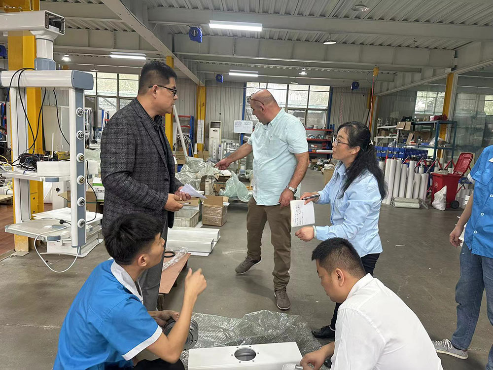 热烈欢迎Mr.Basern莅临参观曲阜乐康医疗集团(图3) 热烈欢迎Mr.Basern莅临参观曲阜乐康医疗集团(图3)