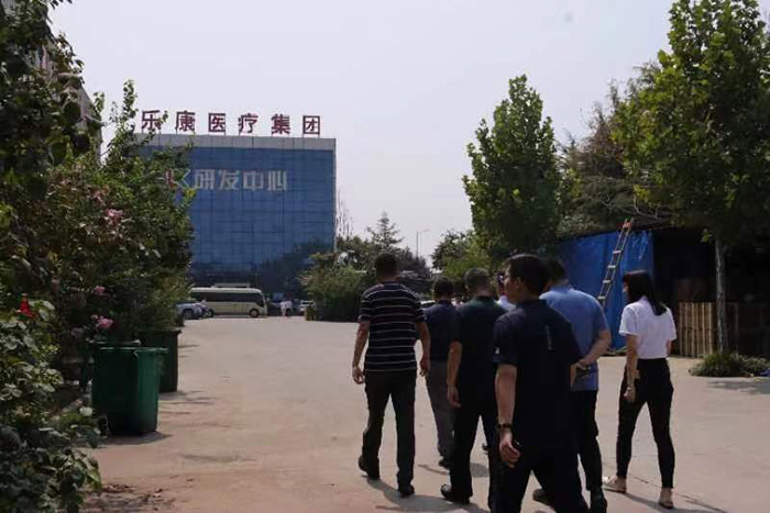 热烈欢迎，国家发展和改革委员会各位领导及陵城镇政府各级领导到乐康医疗考察指导(图2)